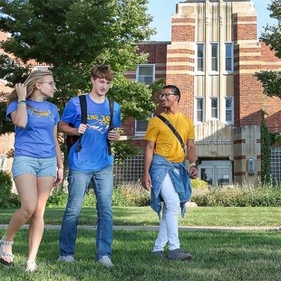 Group of 体育菠菜大平台 students walking in front of Men's Hall